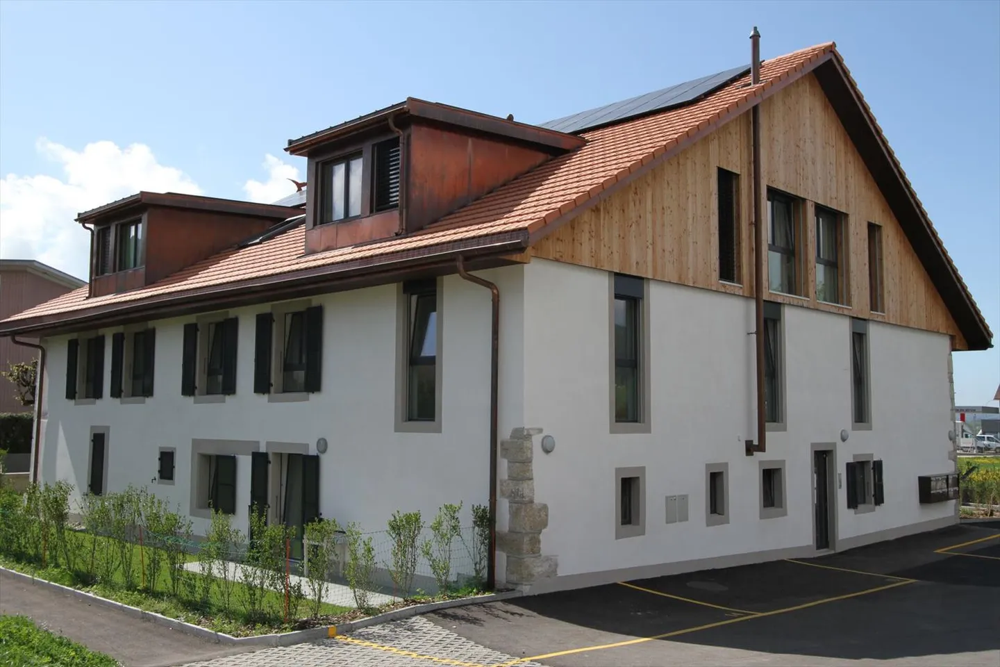 4.5-room apartment in a mansion in Locle - Parking space and garage - Photo 1 of 8