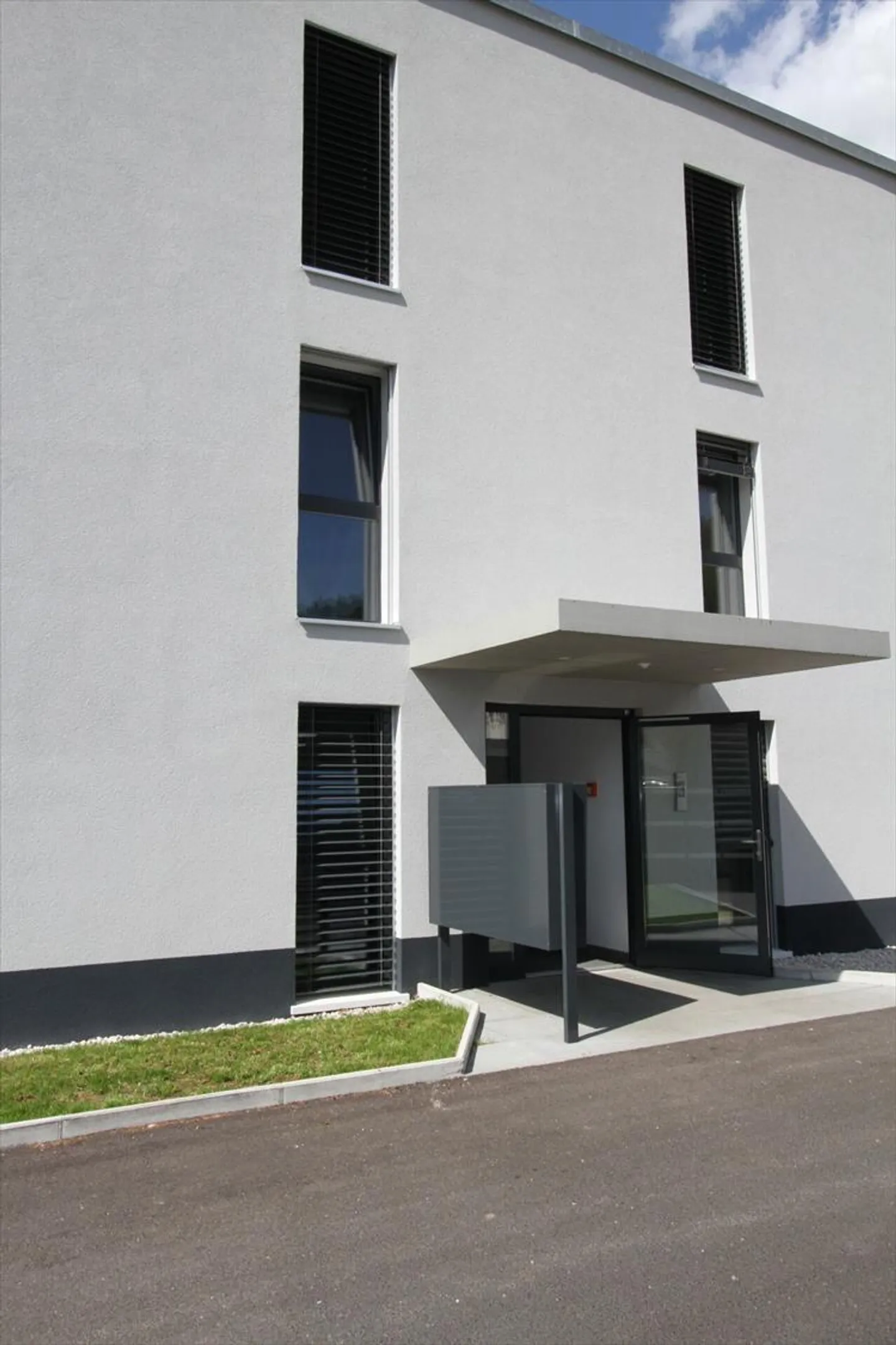 4.5-room apartment in a mansion in Locle - Parking space and garage - Photo 2 of 8