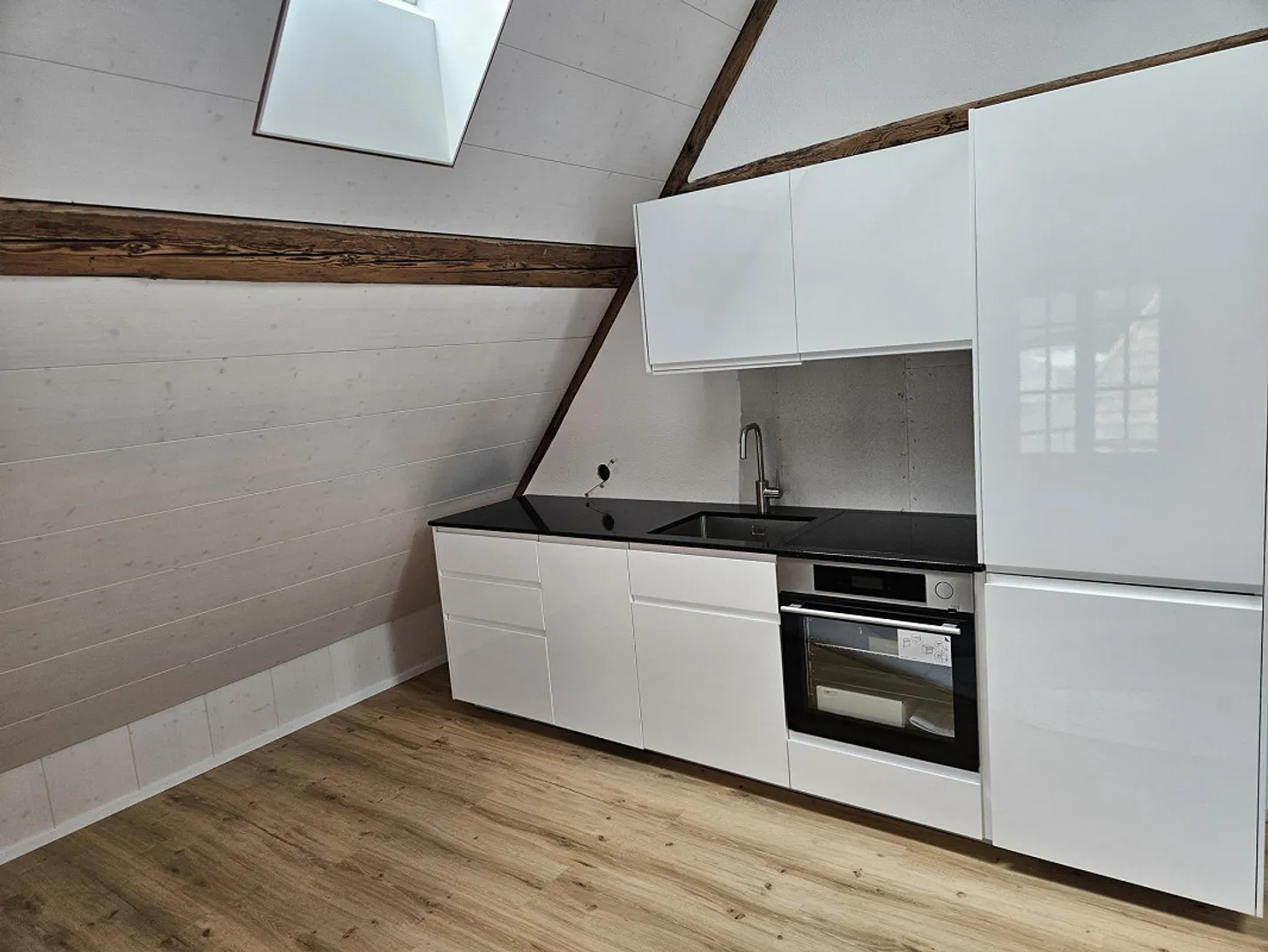 Charmant appartement en attique de 2,5 pièces à Bleienbach - Photo 3 sur 6