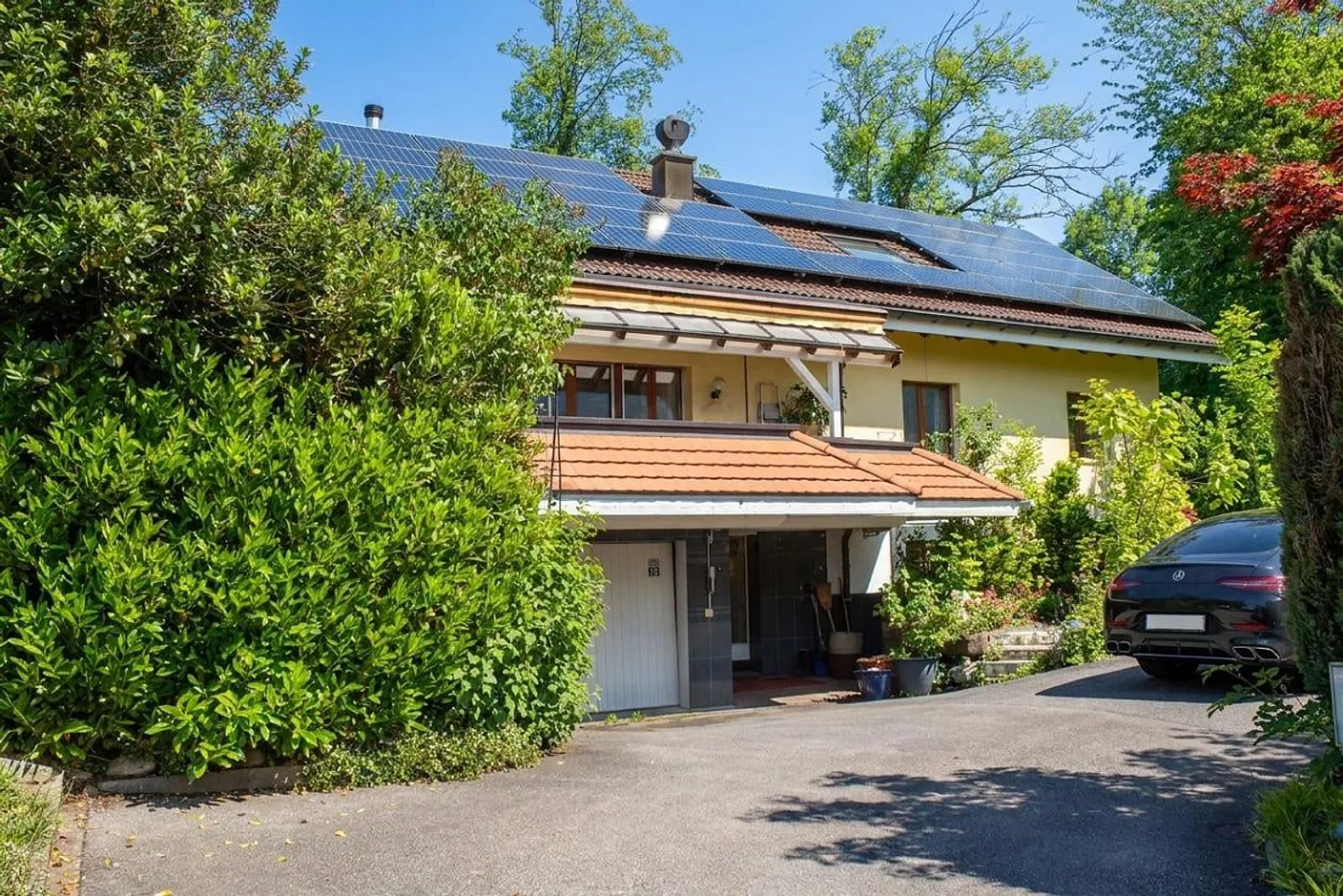 Viel Platz für alle: 8.5-Zimmer, zzgl. Einliegerwohnung und grosses... - Foto 1 von 13