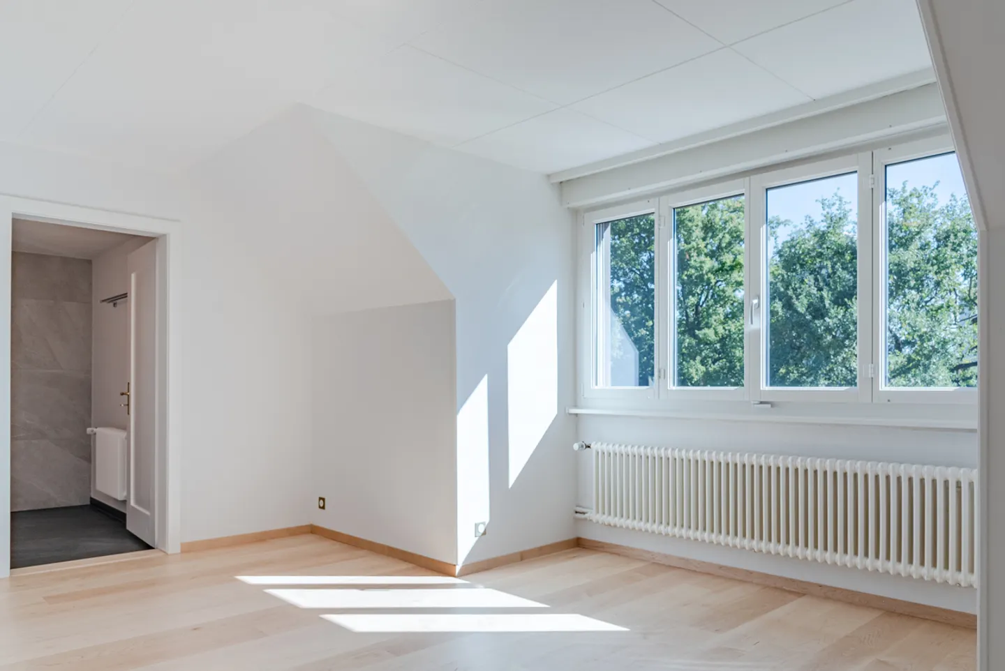 Elegant Duplex Home with Garden - Photo 11 of 13