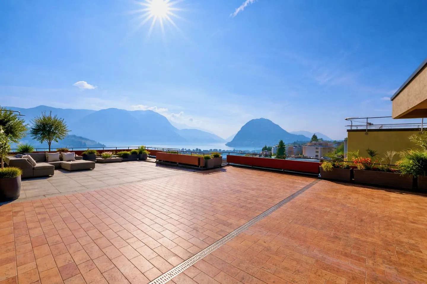 Penthouse exclusif avec terrasse panoramique à 180° sur le lac et les montagnes - Photo 1 sur 26