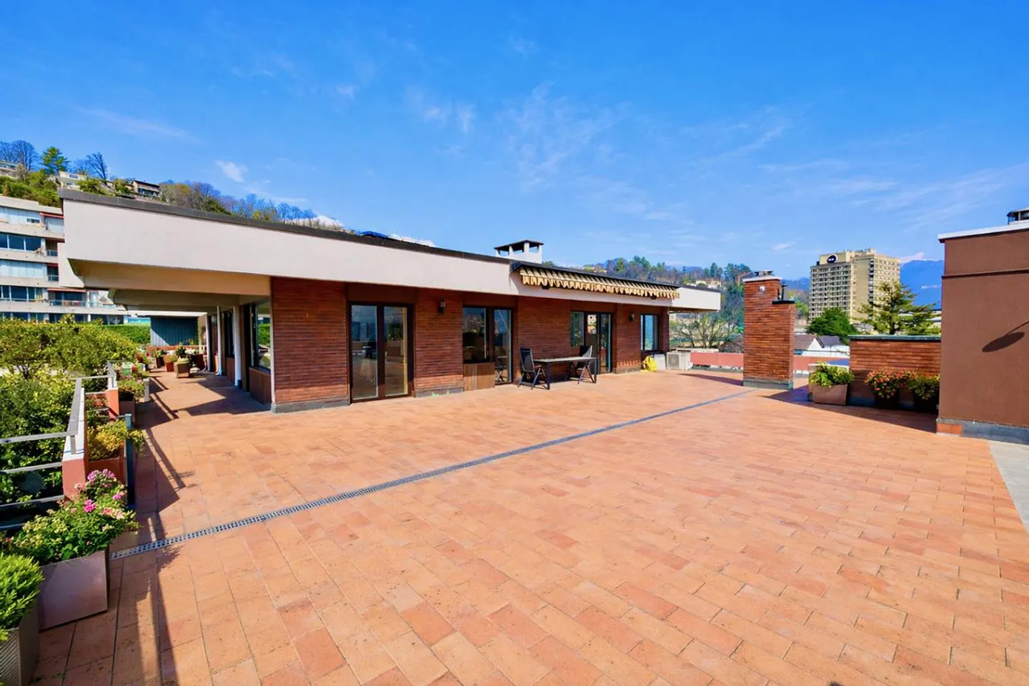 Penthouse exclusif avec terrasse panoramique à 180° sur le lac et les montagnes - Photo 2 sur 26