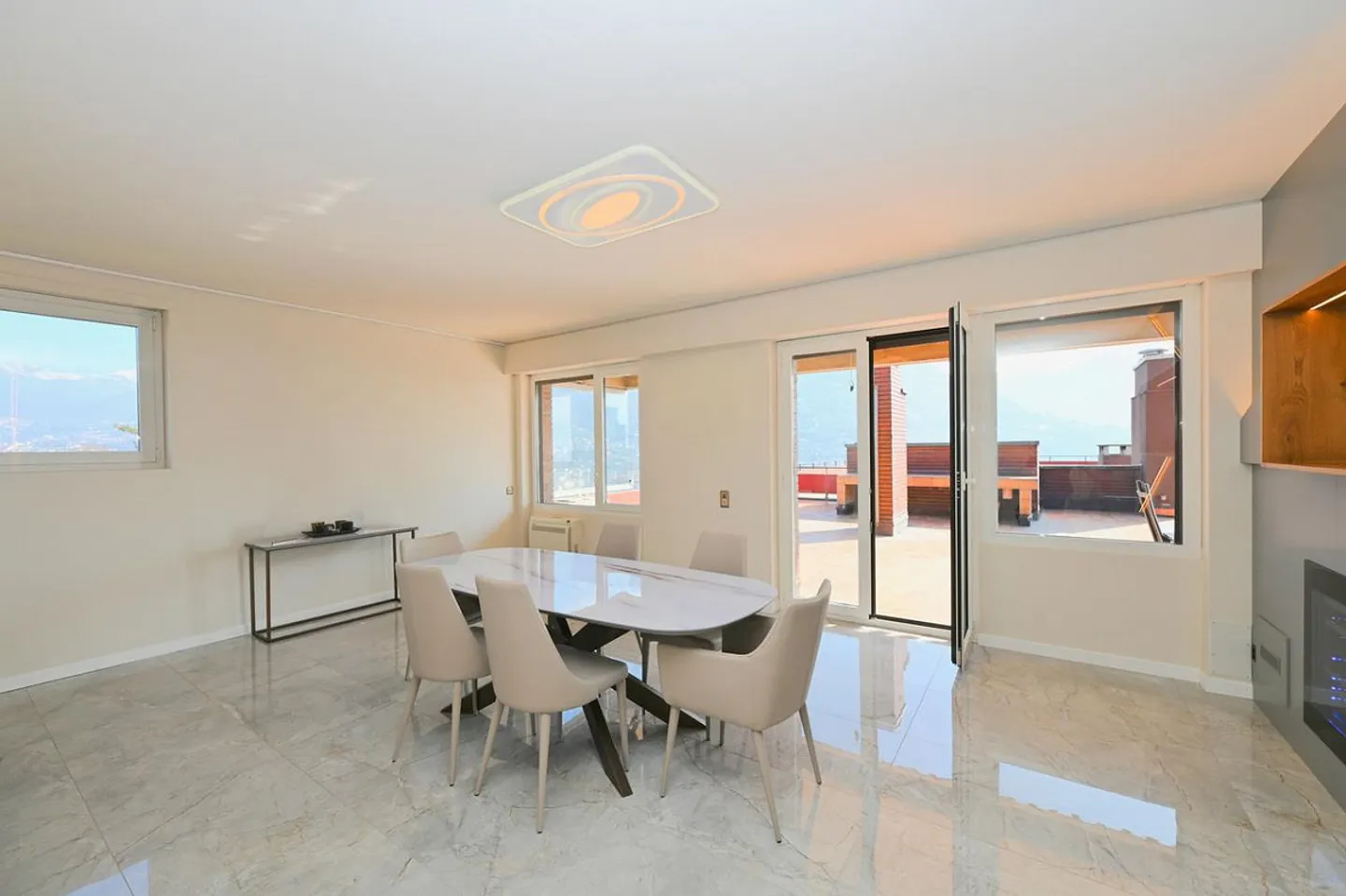 Penthouse exclusif avec terrasse panoramique à 180° sur le lac et les montagnes - Photo 4 sur 26