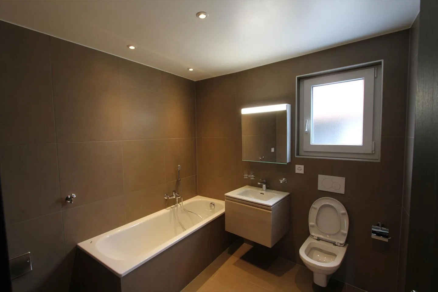 4.5-room apartment in a mansion in Locle - Parking space and garage - Photo 7 of 8