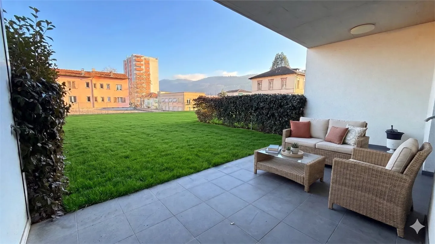 Modern Apartment with Garden - Photo 2 of 16