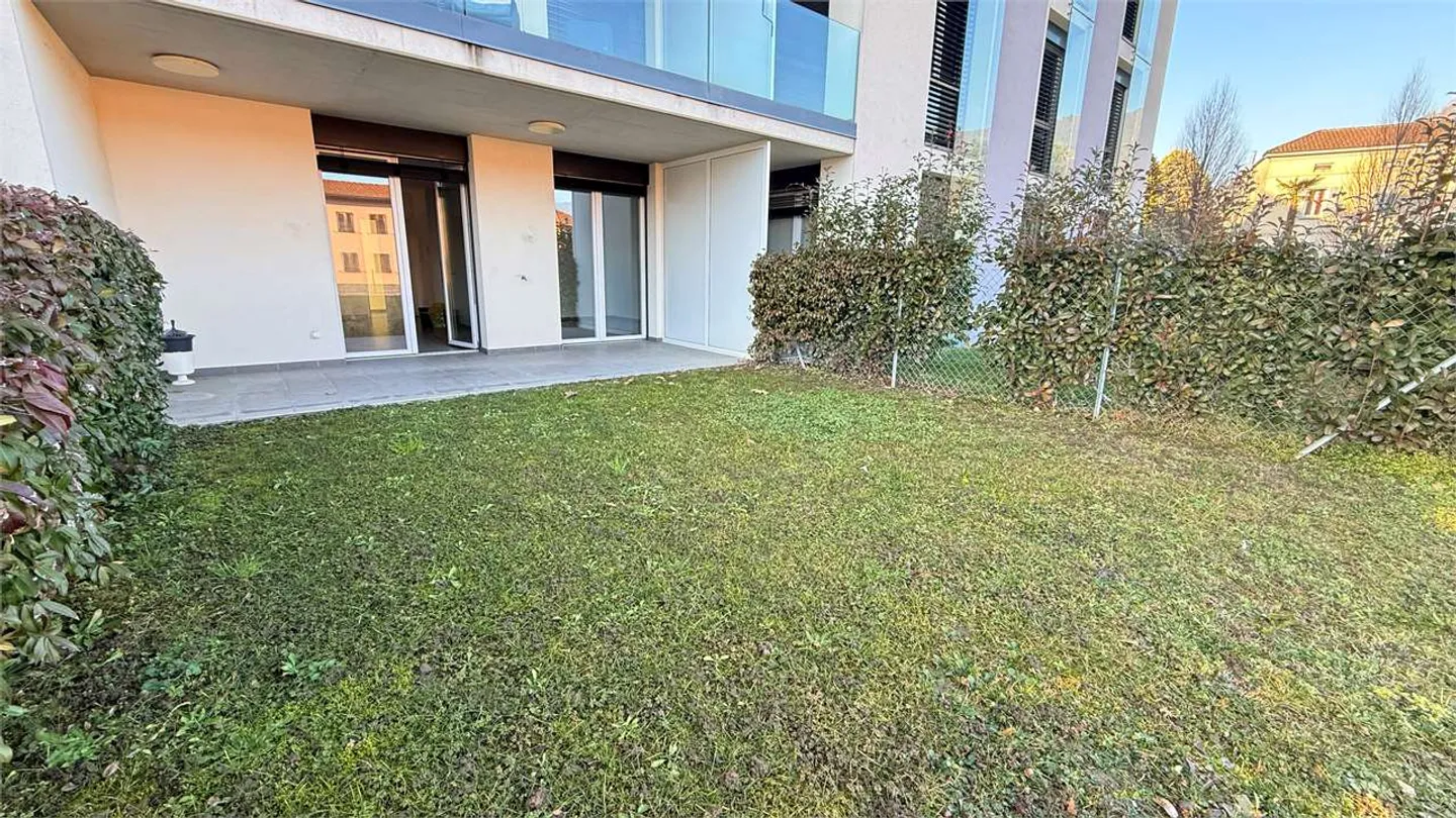 Modern Apartment with Garden - Photo 4 of 16