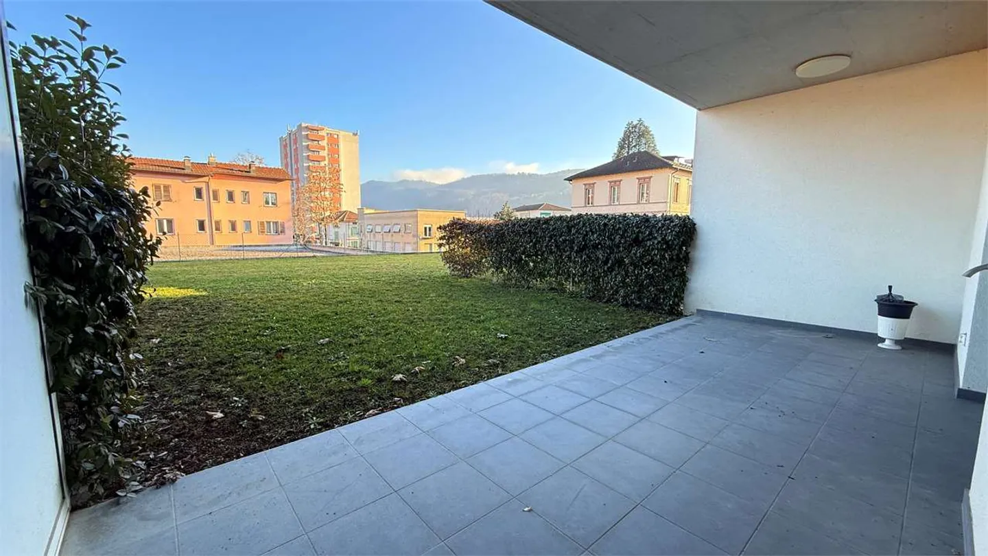 Modern Apartment with Garden - Photo 5 of 16