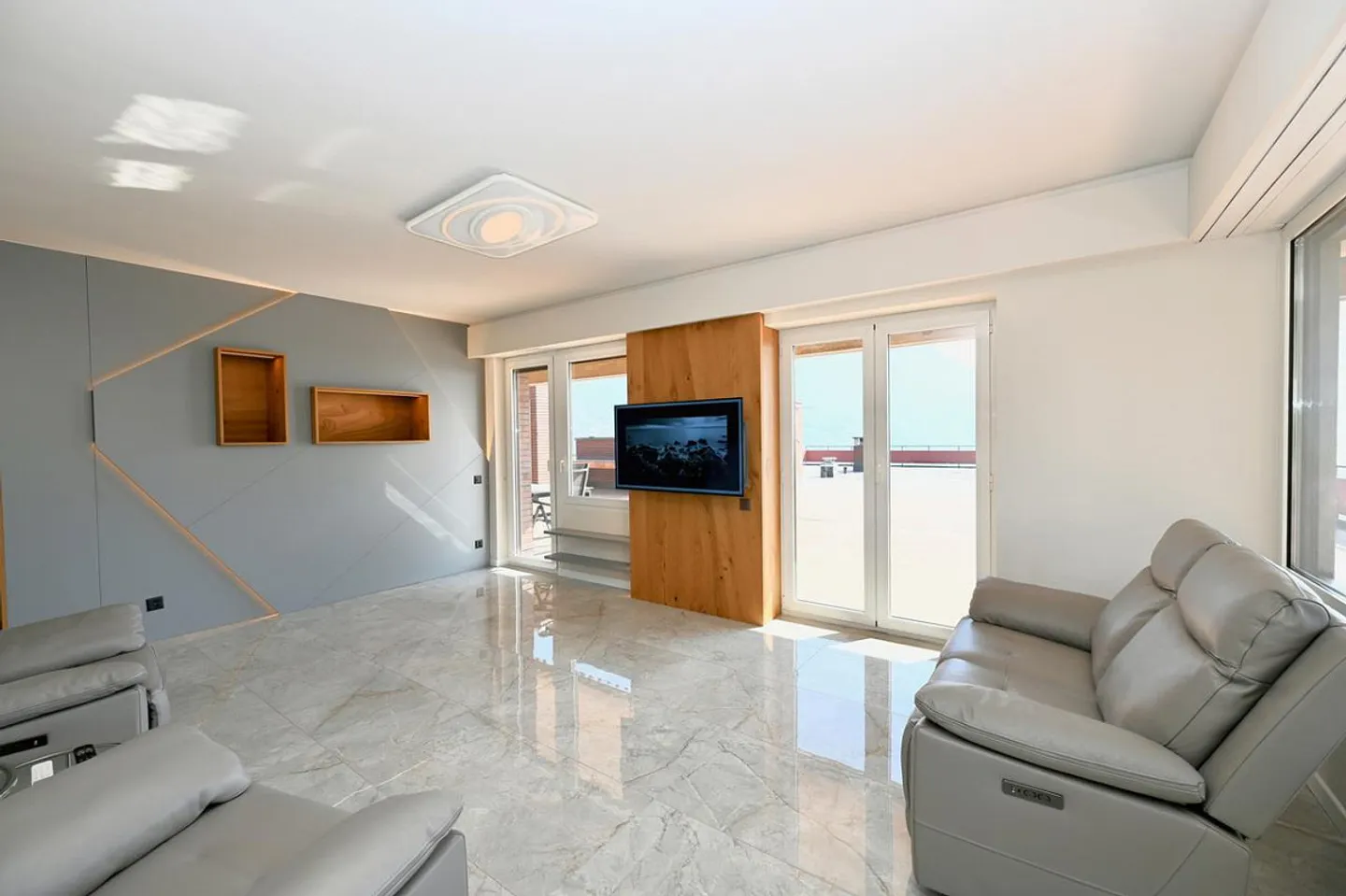 Penthouse exclusif avec terrasse panoramique à 180° sur le lac et les montagnes - Photo 8 sur 26