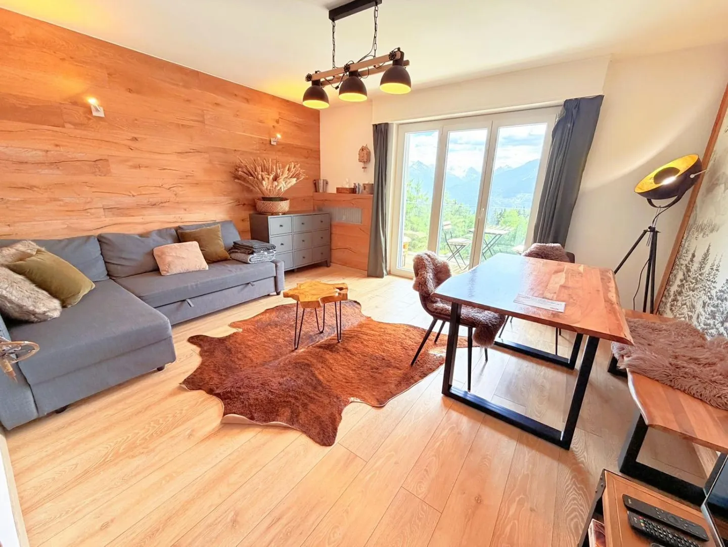 Magnificent 2.5 rooms fully renovated - Spacious & bright - Quiet location - B - Photo 1 of 14
