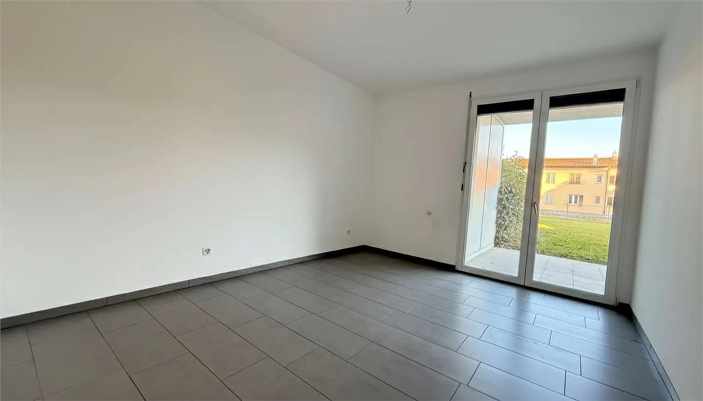 Modern Apartment with Garden - Photo 10 of 16