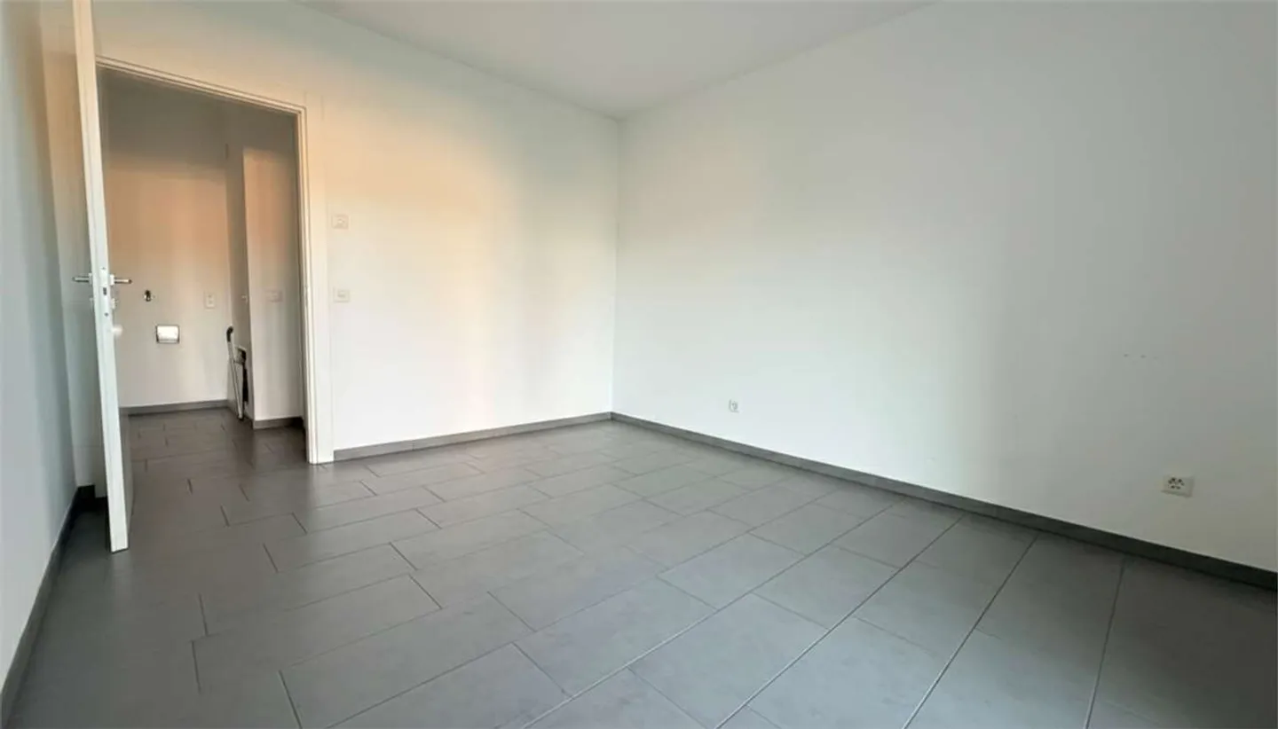 Modern Apartment with Garden - Photo 11 of 16