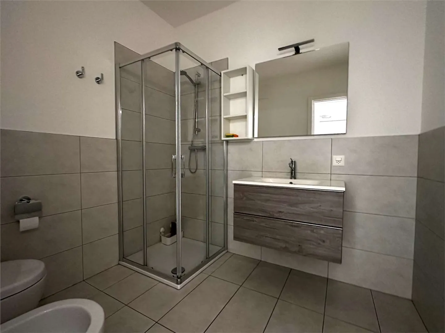 Modern Apartment with Garden - Photo 12 of 16