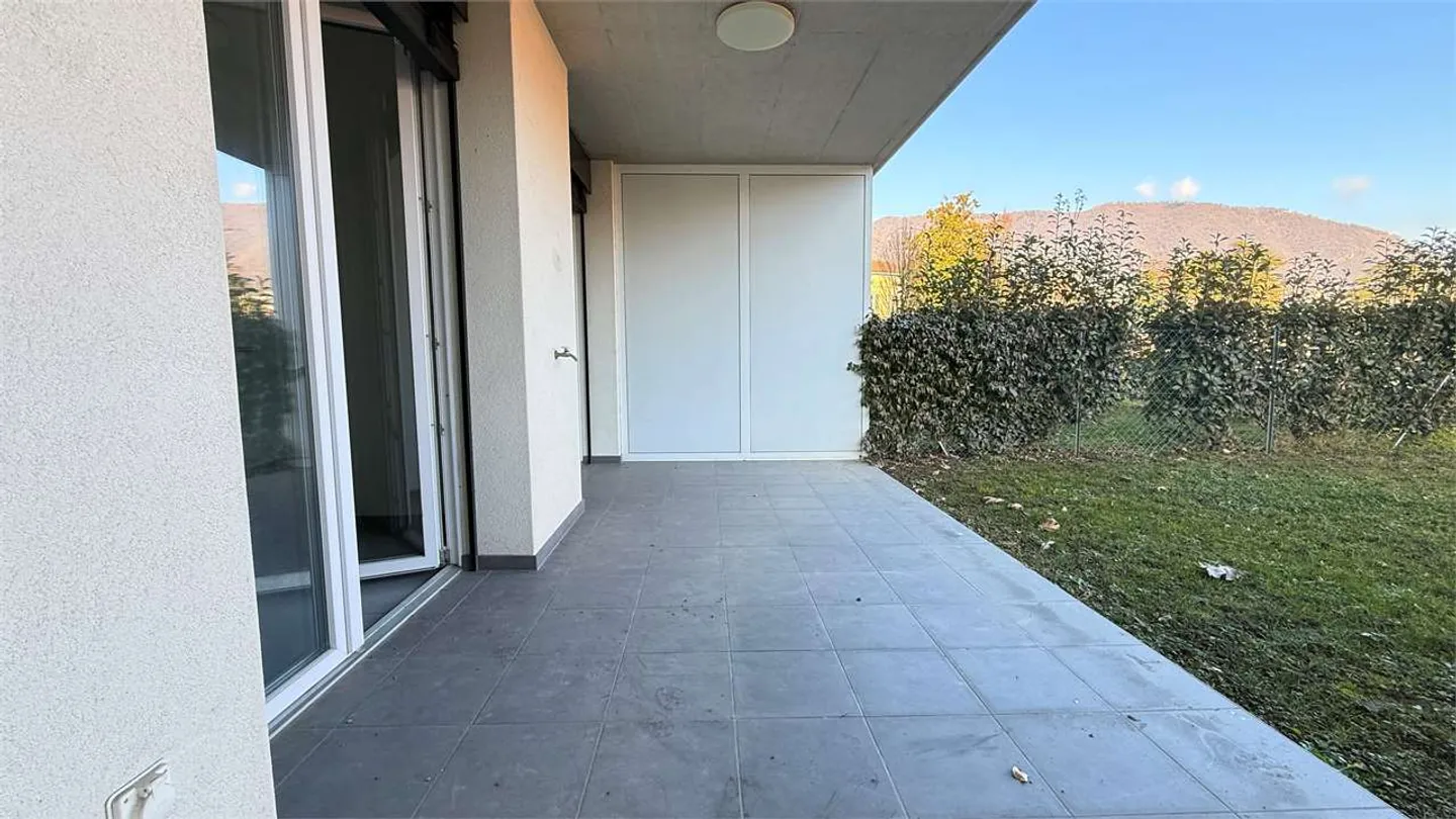 Modern Apartment with Garden - Photo 14 of 16