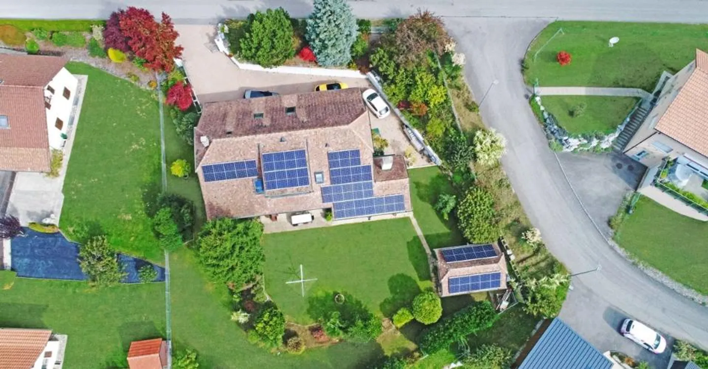 Maison extraordinaire - Autonome, rentable et rénovée avec sophistication, à 20 minutes de Lausanne - Photo 1 sur 12