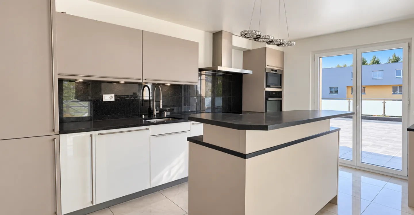 Spacious Duplex Apartment with Terrace - Photo 2 of 10
