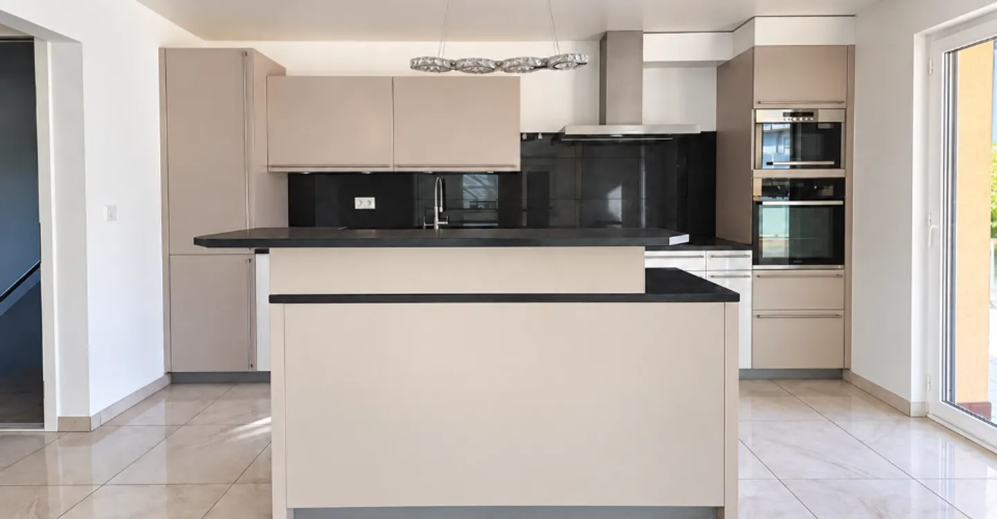 Spacious Duplex Apartment with Terrace - Photo 3 of 10