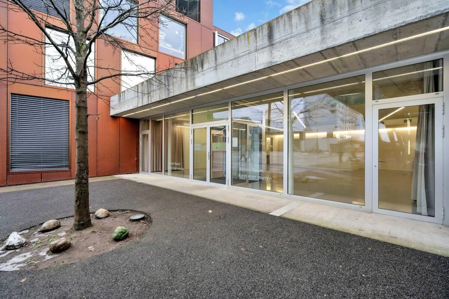 Spazio commerciale in posizione privilegiata a Brünnen - Foto 1 di 11