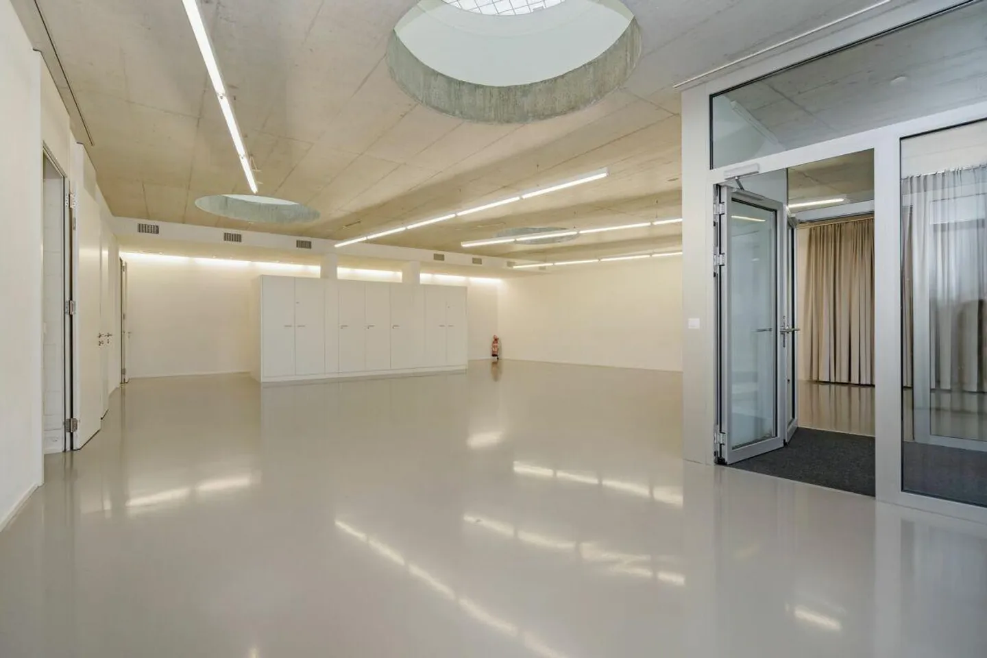 Spazio commerciale in posizione privilegiata a Brünnen - Foto 2 di 11