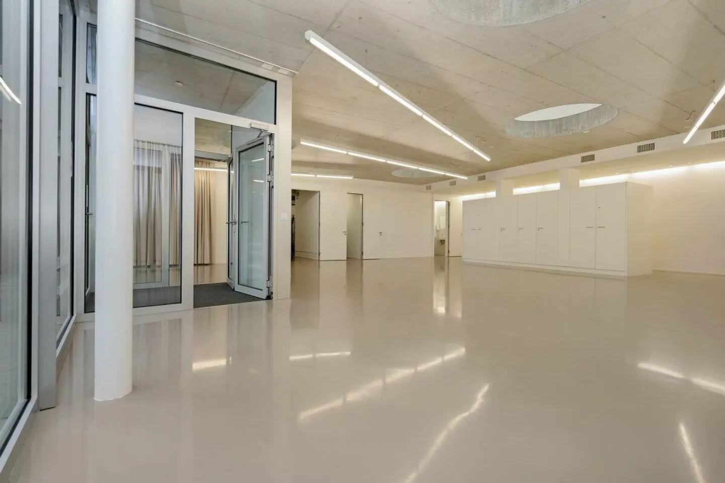 Spazio commerciale in posizione privilegiata a Brünnen - Foto 3 di 11