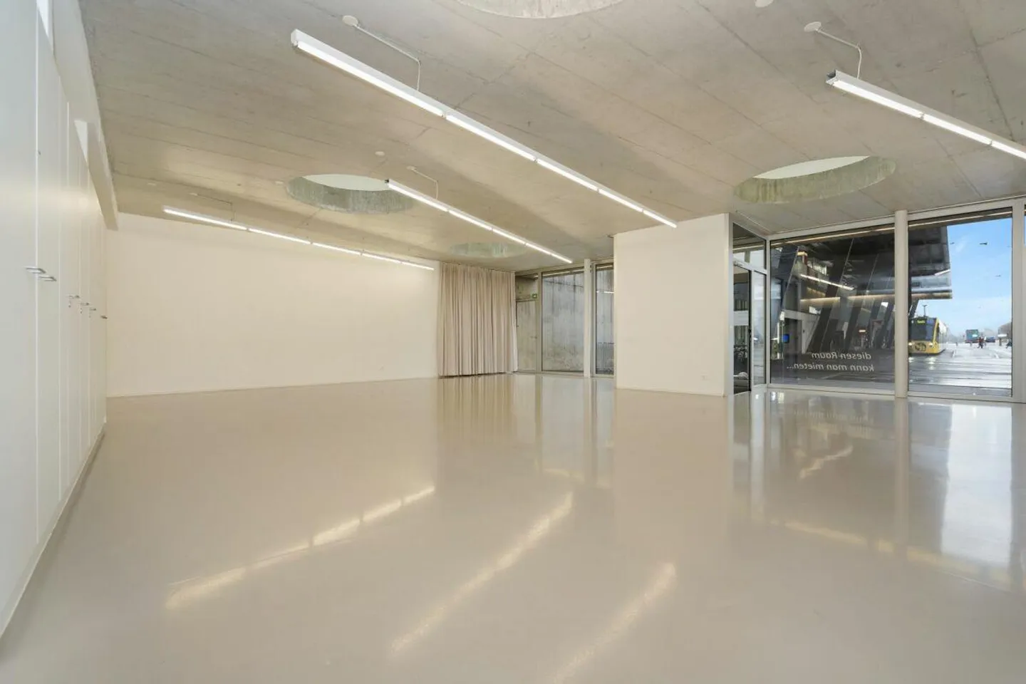 Spazio commerciale in posizione privilegiata a Brünnen - Foto 4 di 11