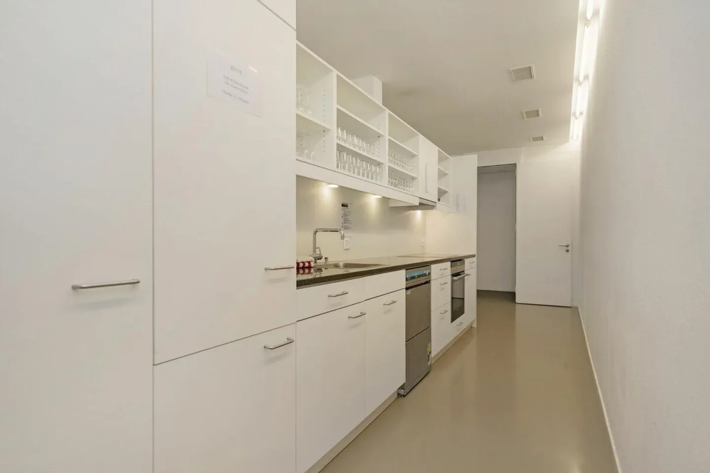 Spazio commerciale in posizione privilegiata a Brünnen - Foto 6 di 11
