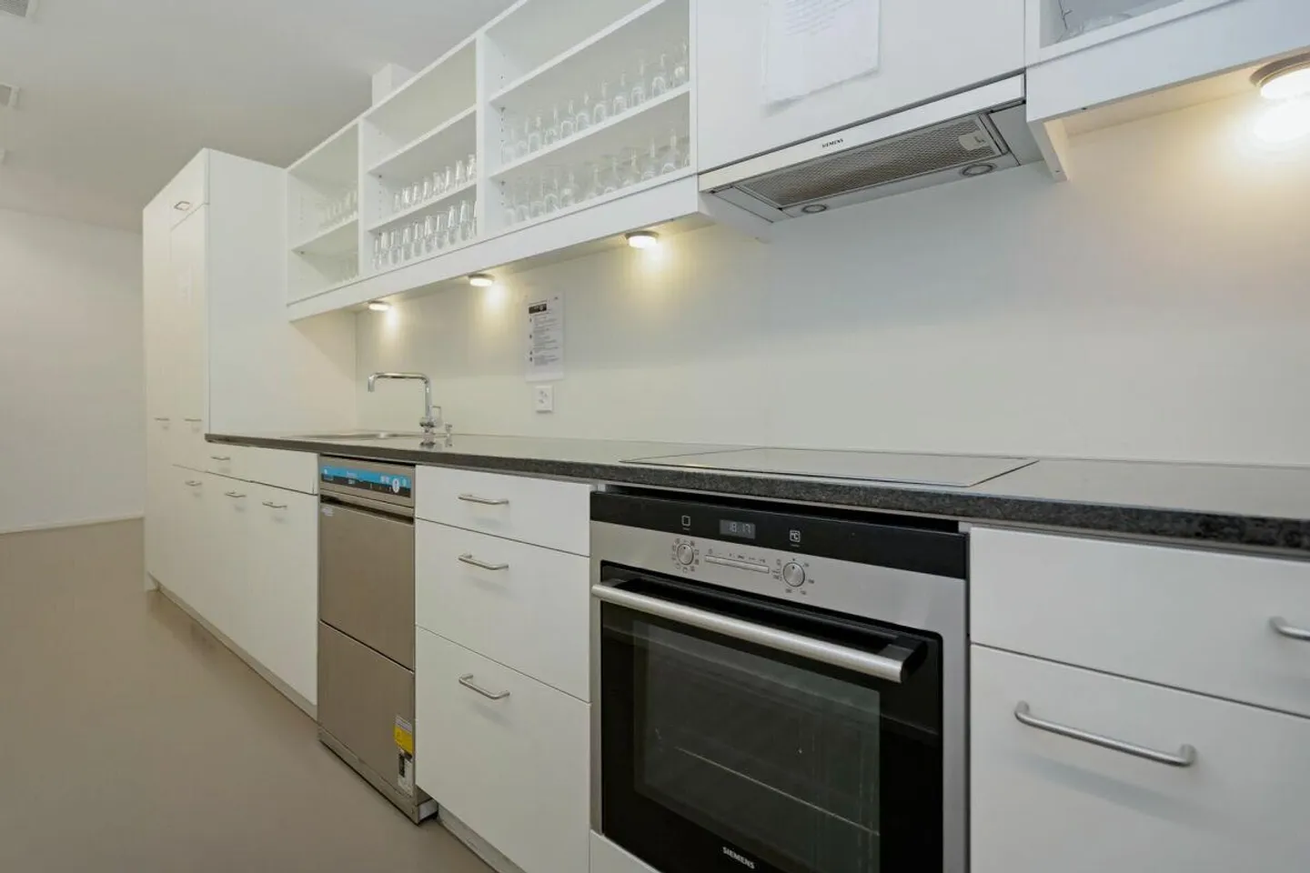 Spazio commerciale in posizione privilegiata a Brünnen - Foto 7 di 11