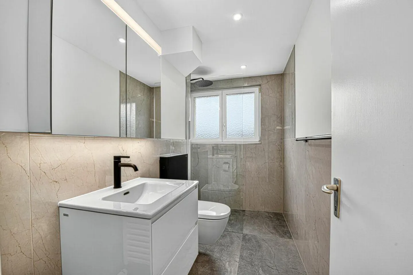 Appartement confortable de 3,5 pièces avec belle vue à Abtwil - Photo 7 sur 15