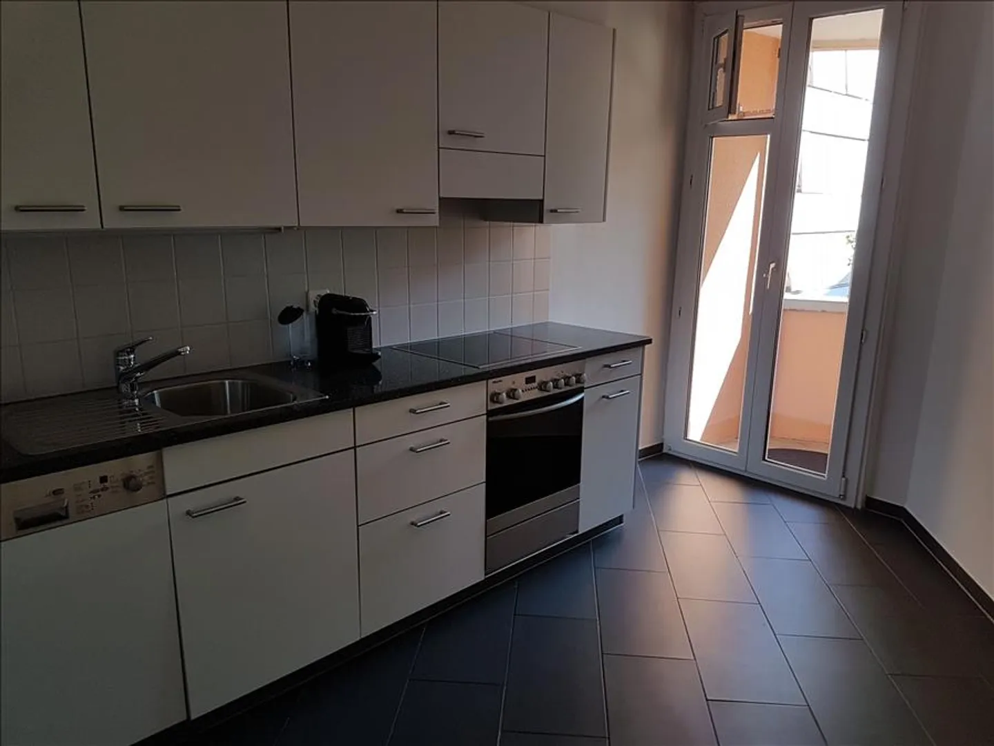 Appartamento con 2 balconi e camino - Foto 4 di 7