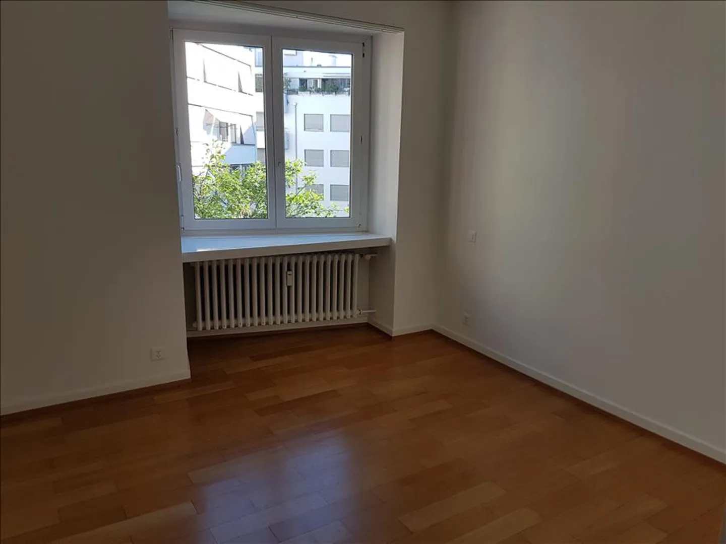 Appartamento con 2 balconi e camino - Foto 6 di 7