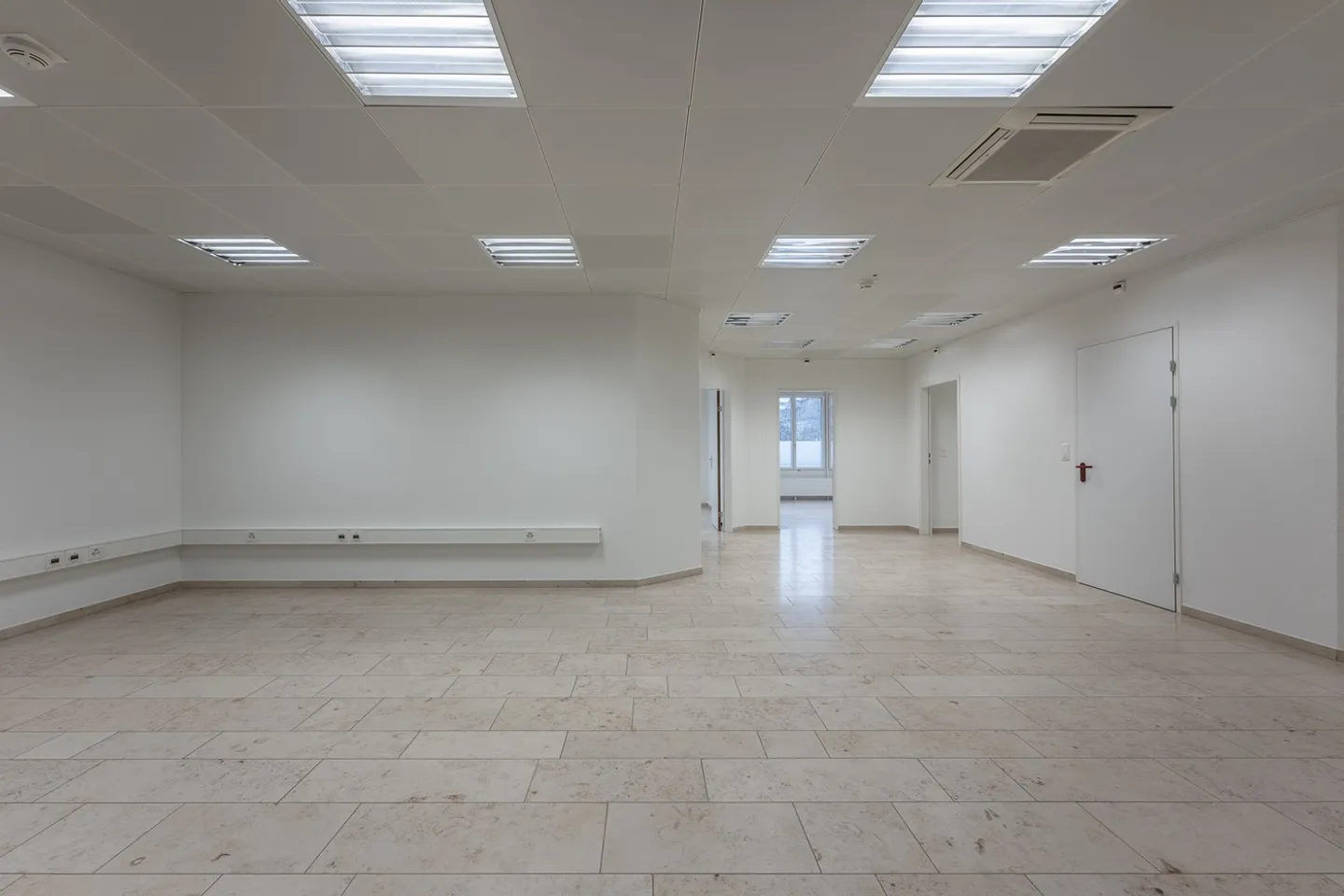 Office space for rent - Photo 1 of 7