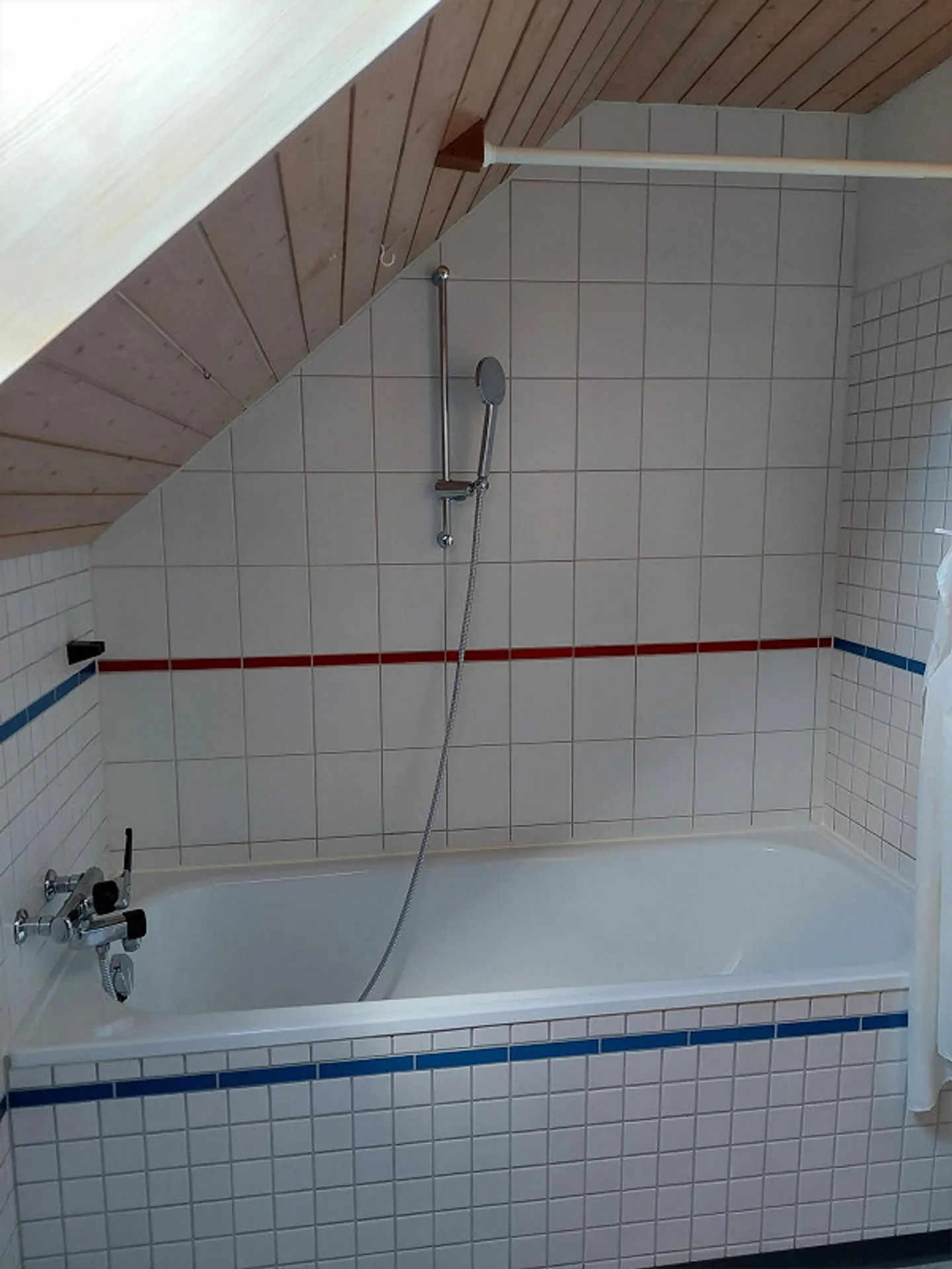 2.5 Room Attic Apartment with Mountain View near Eichholz - Photo 11 of 11