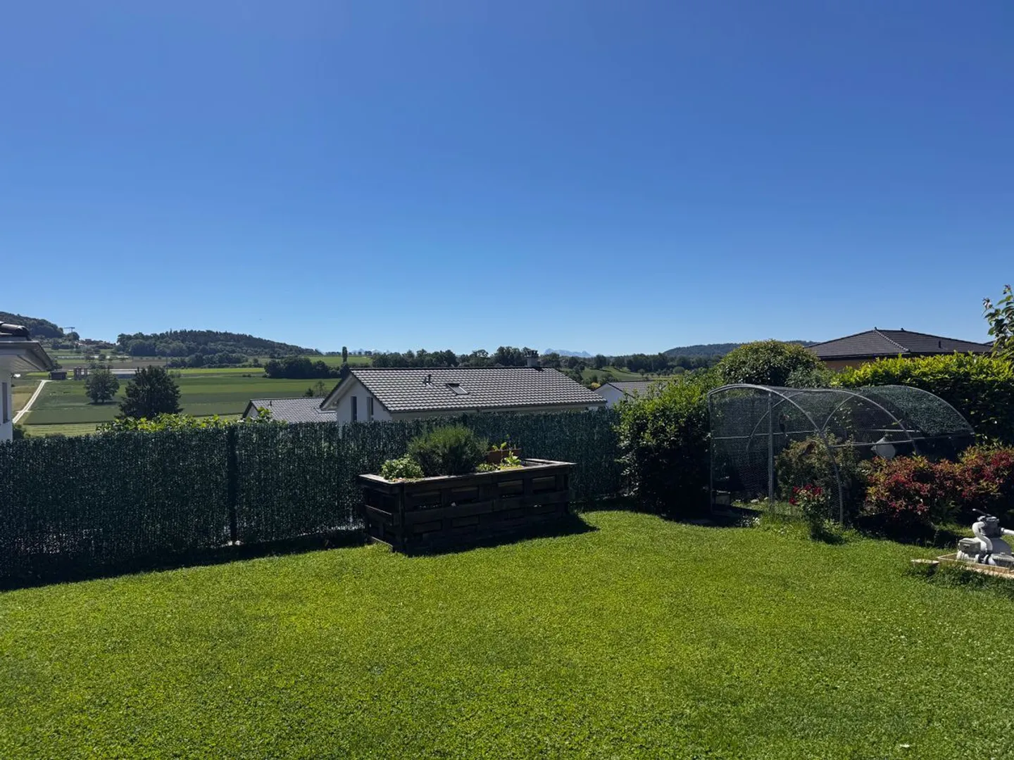 Exclusivity - Family House with Large Plot, Exceptional Light and Expansion Potential. - Photo 4 of 11