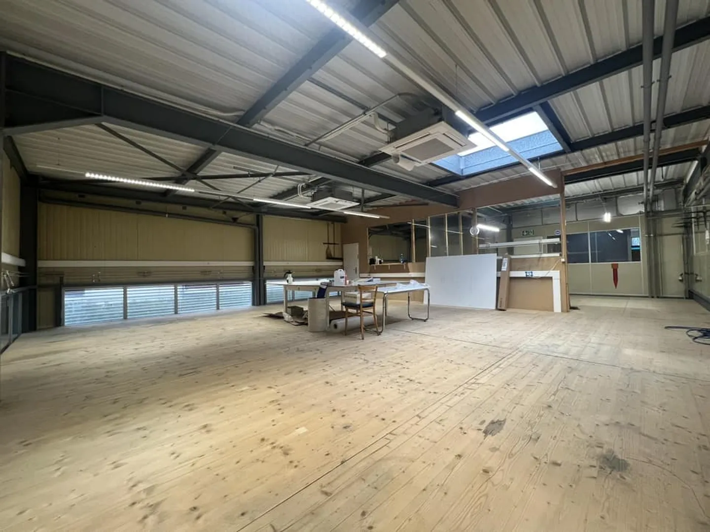 Gewerbefläche zur Miete in Hauterive - Ideal für Lagerung oder Werkstatt - Foto 2 von 8