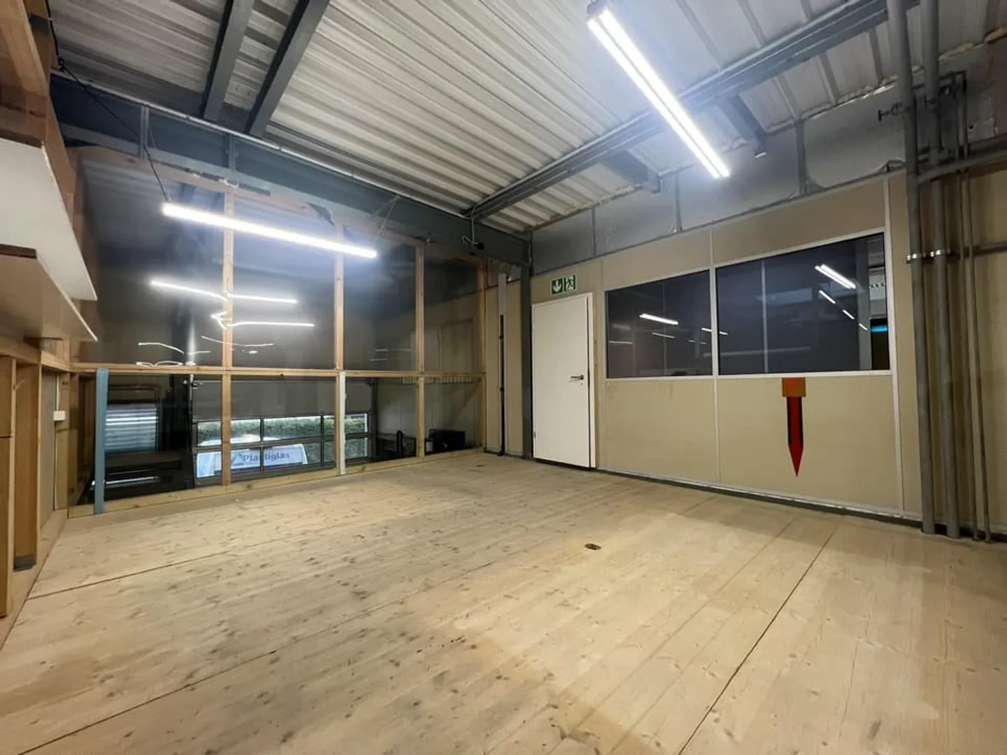 Gewerbefläche zur Miete in Hauterive - Ideal für Lagerung oder Werkstatt - Foto 7 von 8