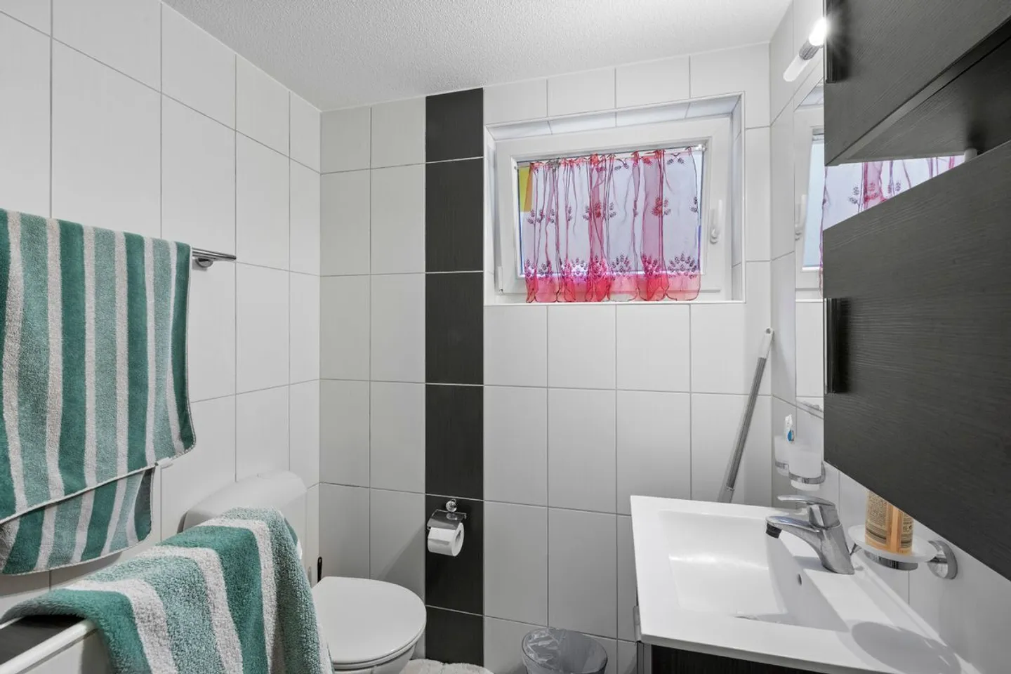 Exclusivity - Family House with Large Plot, Exceptional Light and Expansion Potential. - Photo 9 of 11