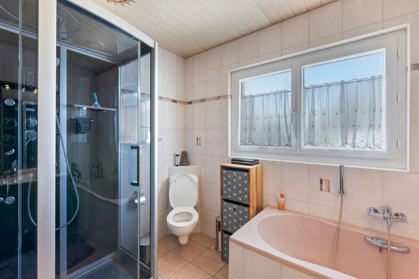 Exclusivity - Family House with Large Plot, Exceptional Light and Expansion Potential. - Photo 10 of 11