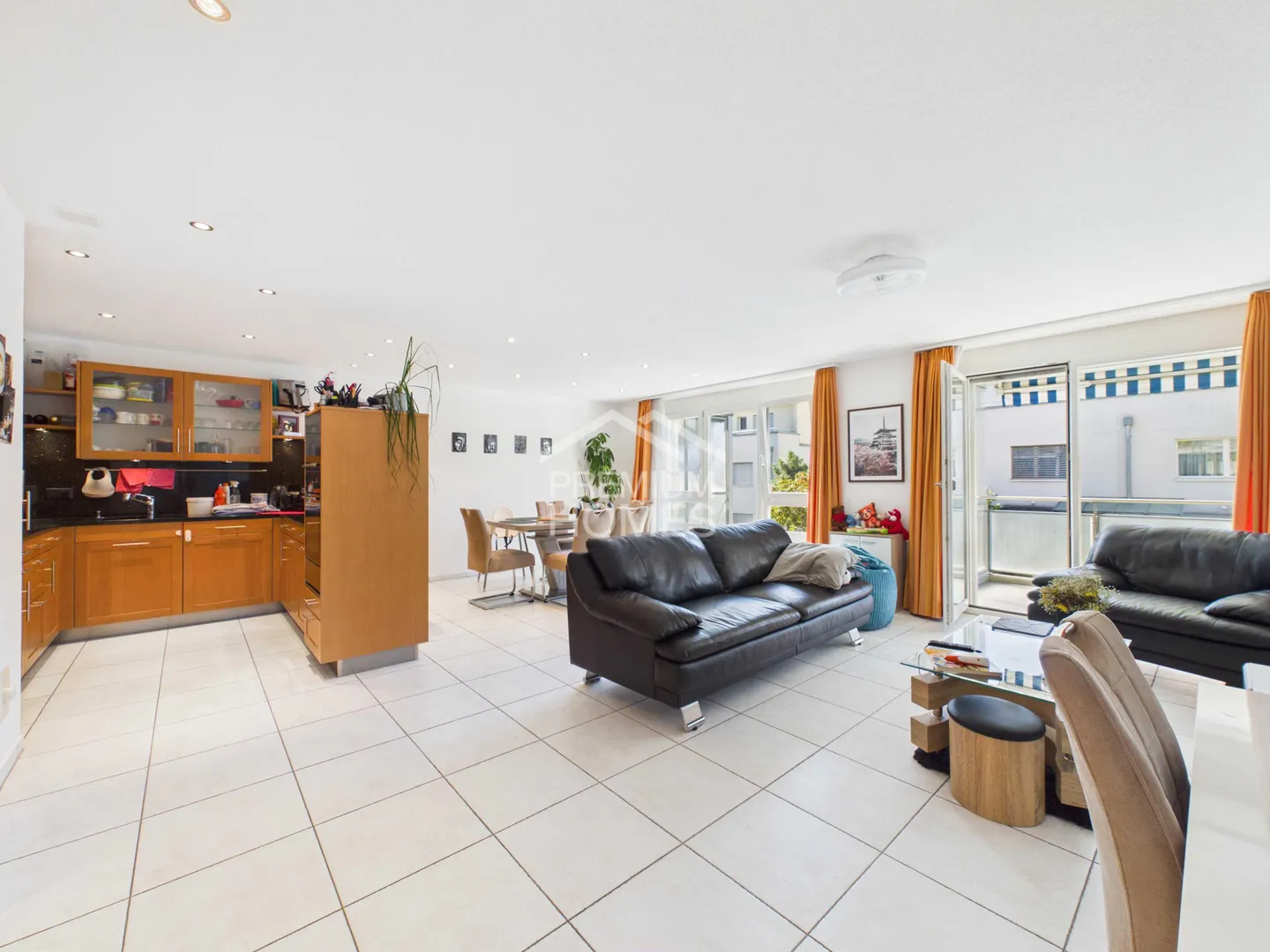 Bright Apartment with Balcony - Photo 6 of 13