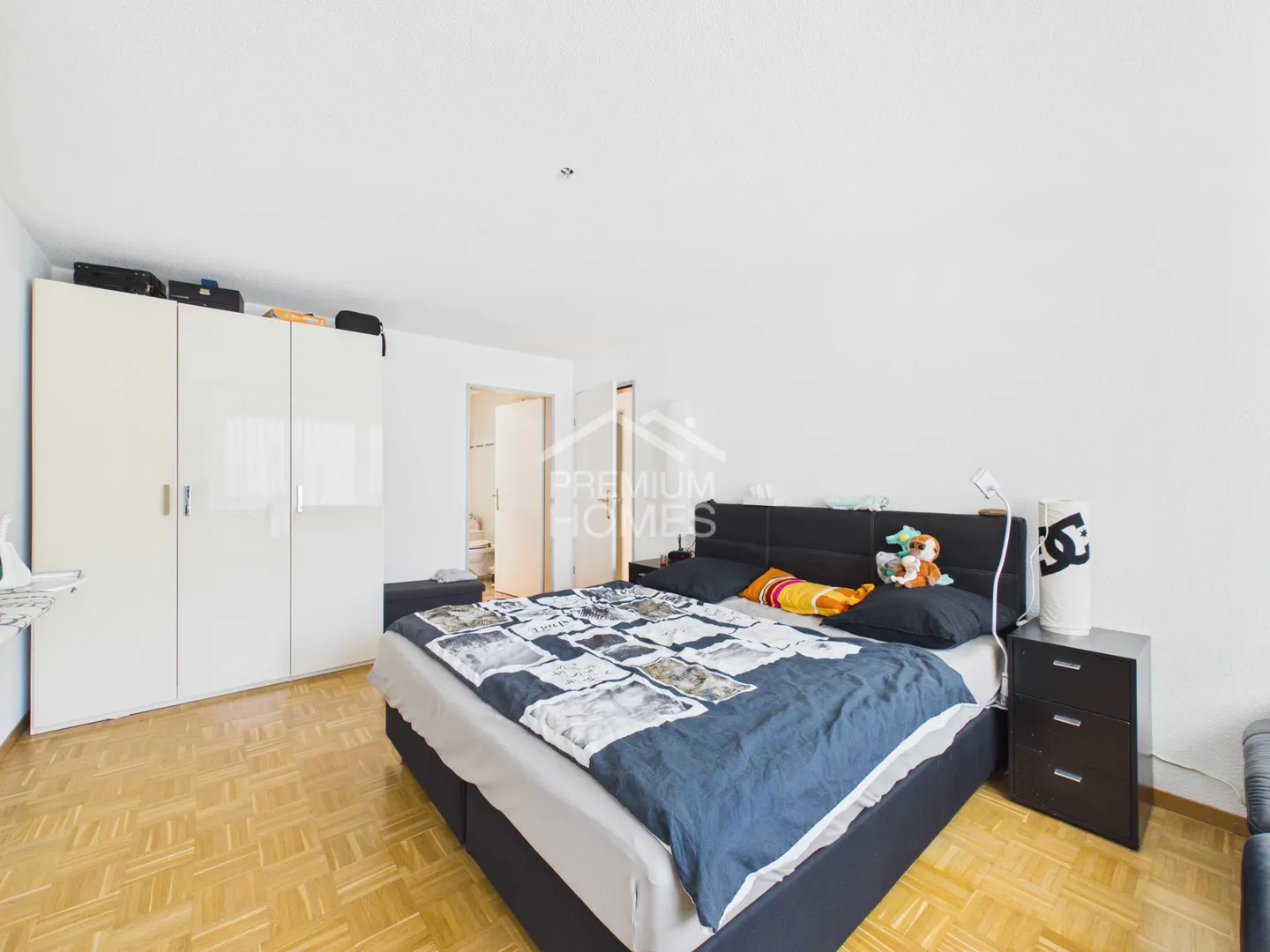 Bright Apartment with Balcony - Photo 10 of 13