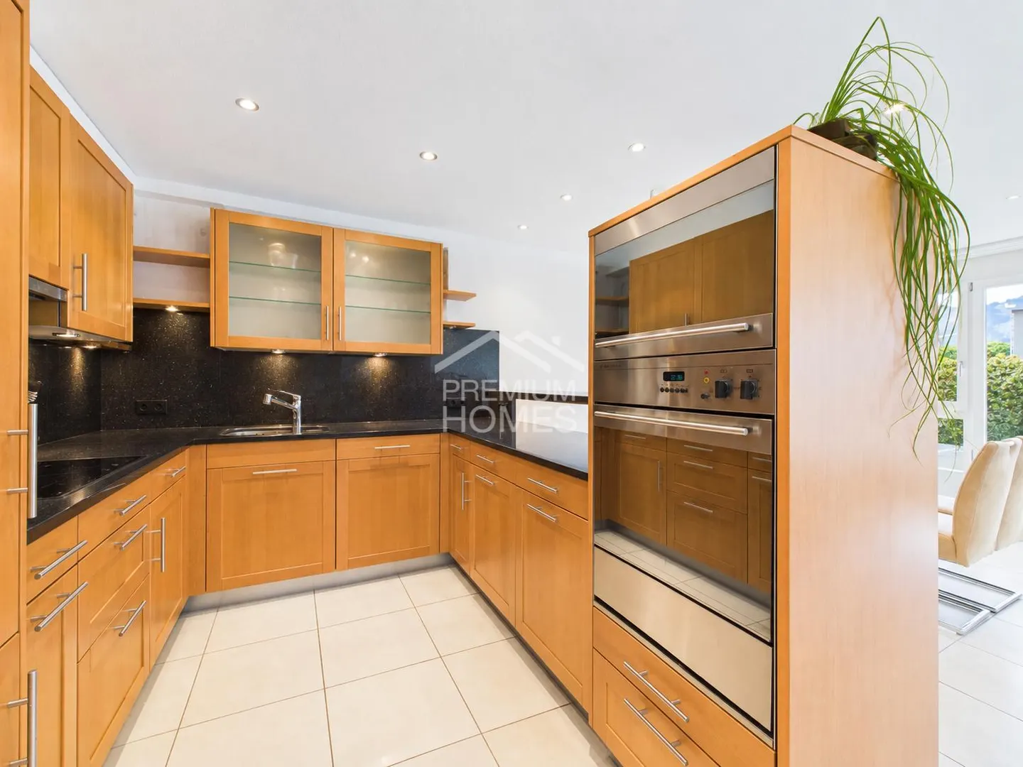 Bright Apartment with Balcony - Photo 9 of 13