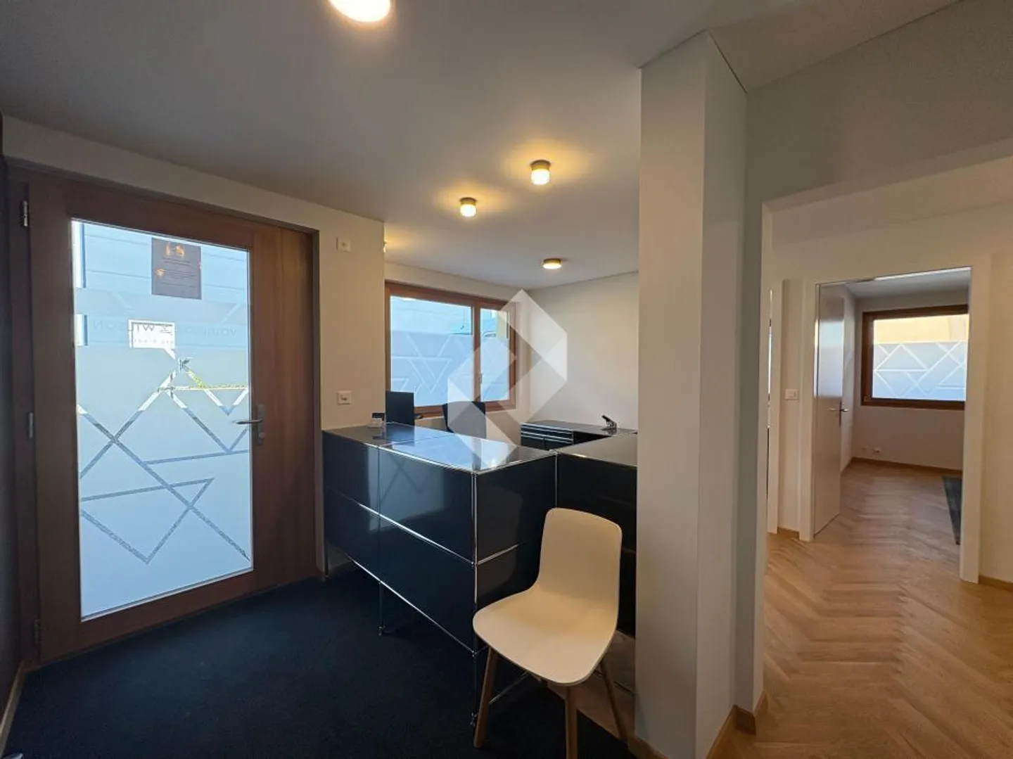 Office space for rent - Photo 1 of 8