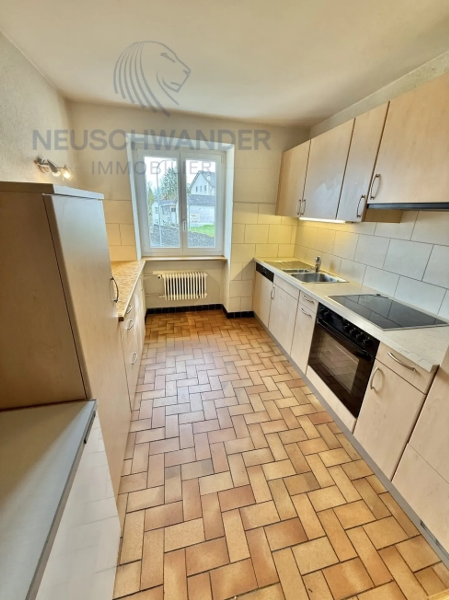 Alloggio spazioso vicino alla stazione / Posizione di portineria disponibile - Foto 2 di 10