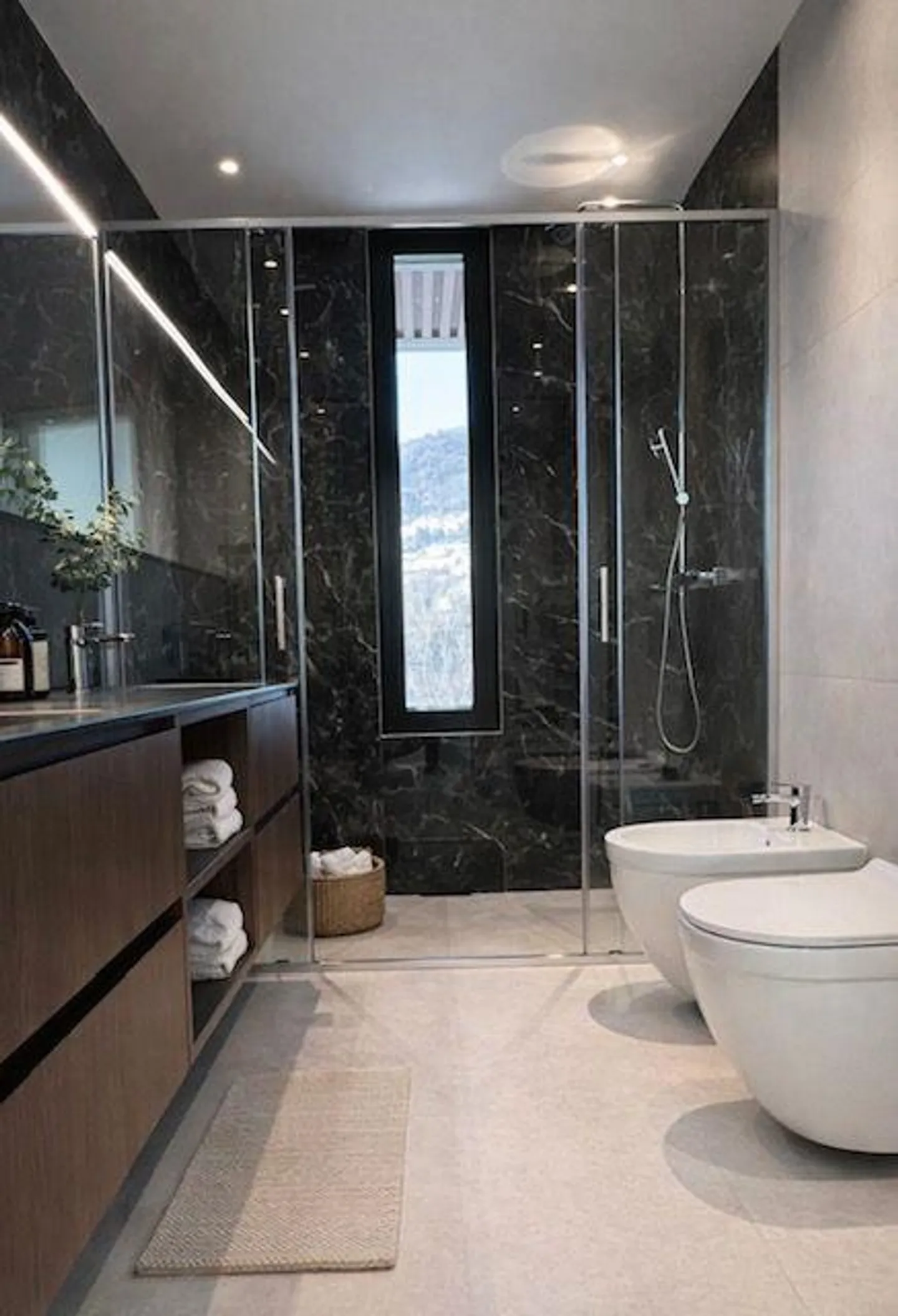 Design villa in a unique location with breathtaking lake view and dock - Photo 14 of 23