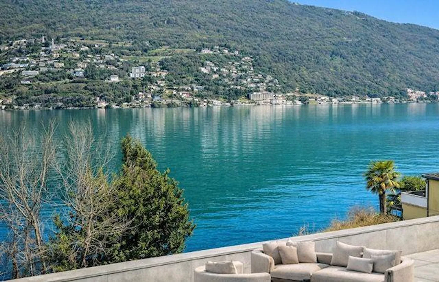 Design villa in a unique location with breathtaking lake view and dock - Photo 19 of 23