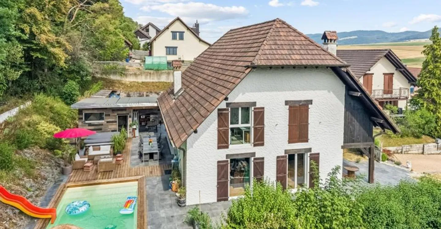 Villa prestigieuse en lisière de forêt - Photo 2 sur 10