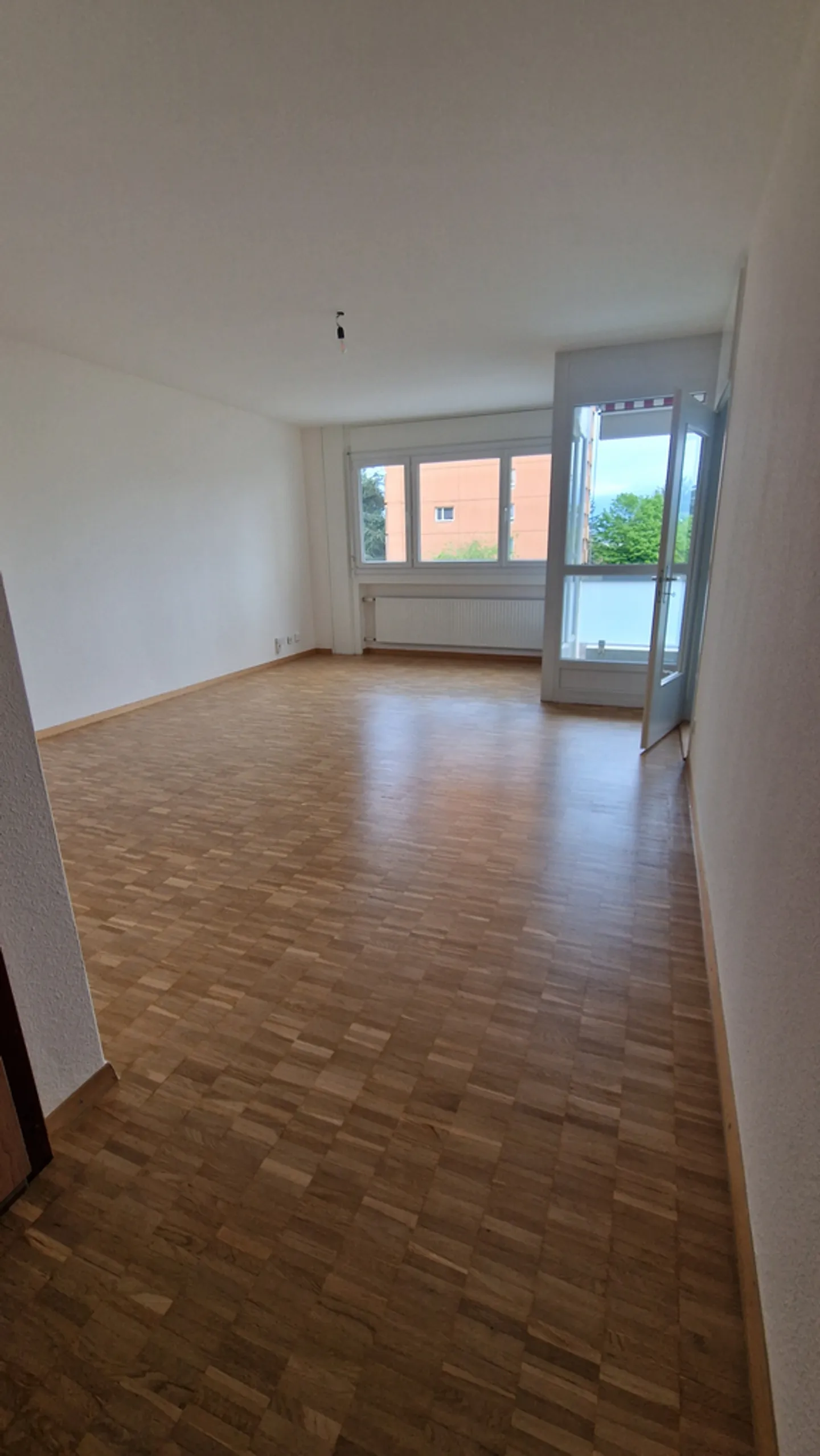 MEYRIN - Cinque Stanze con Balcone - Foto 1 di 8