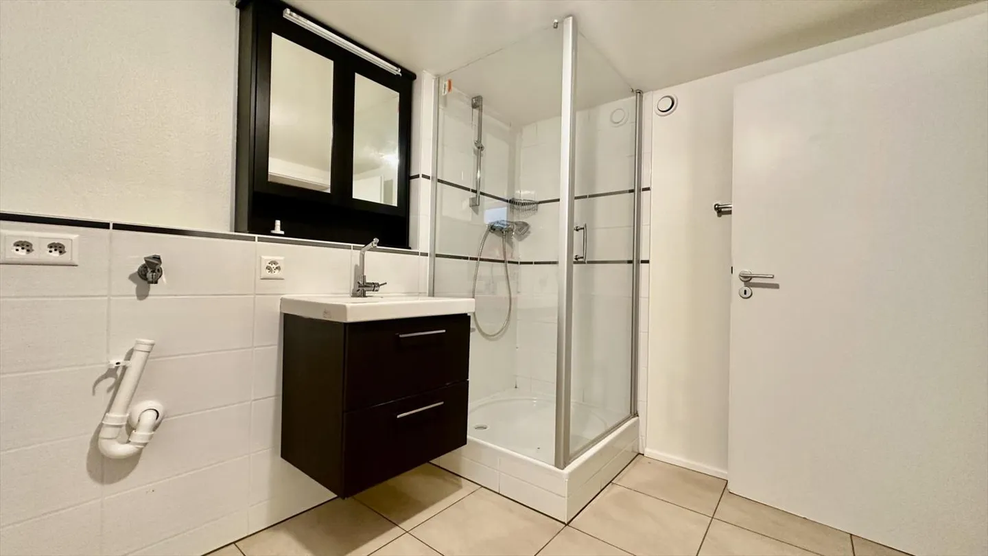 Charming Semi-Detached House with 5 Rooms and a Beautiful Private Garden - Photo 3 of 6