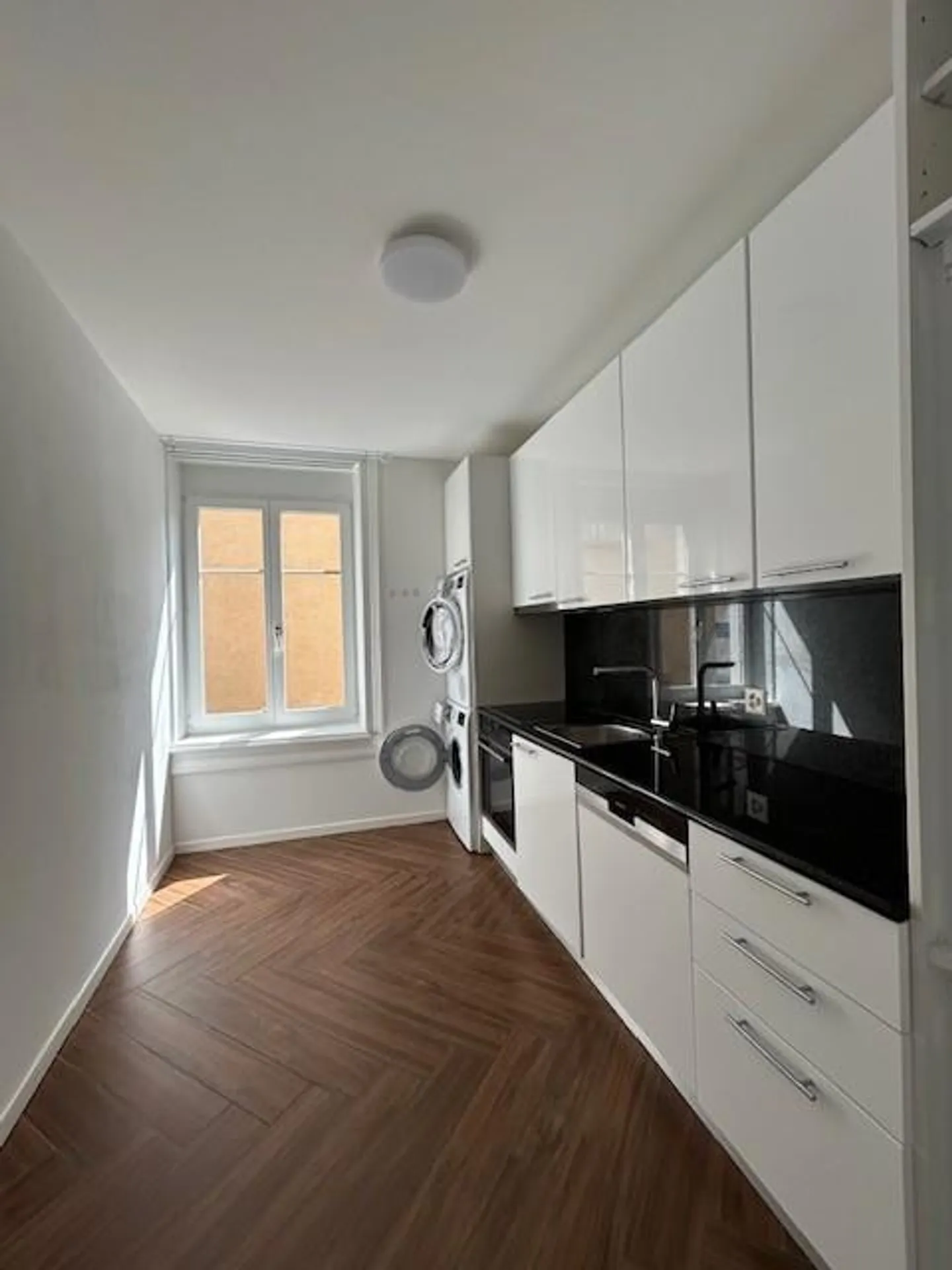 Appartement 4 pièces avec petit balcon - Photo 3 sur 10