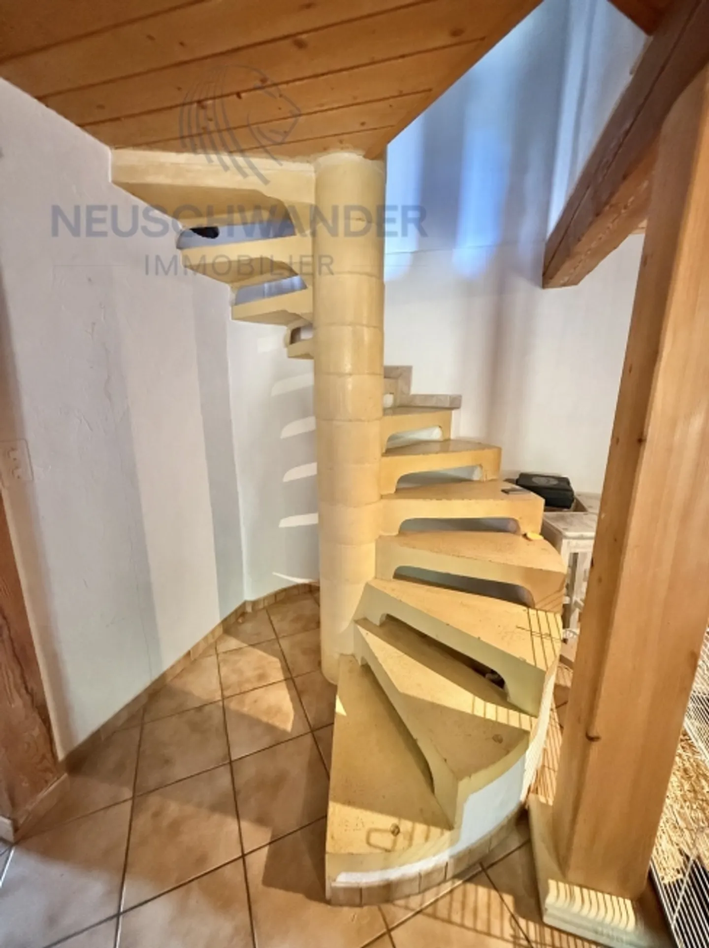 Spacious accommodation on two levels - Photo 4 of 16