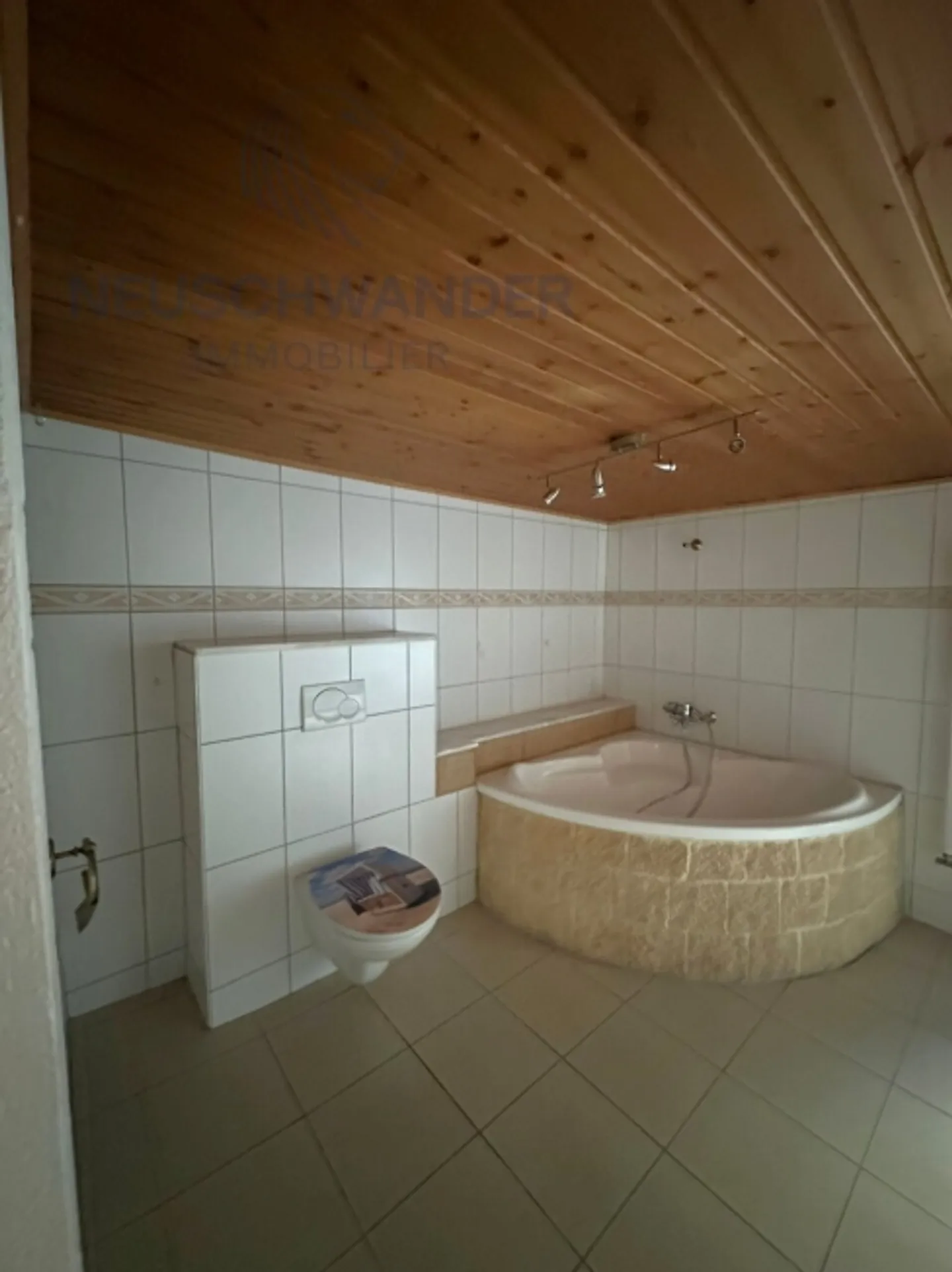 Spacious accommodation on two levels - Photo 8 of 16